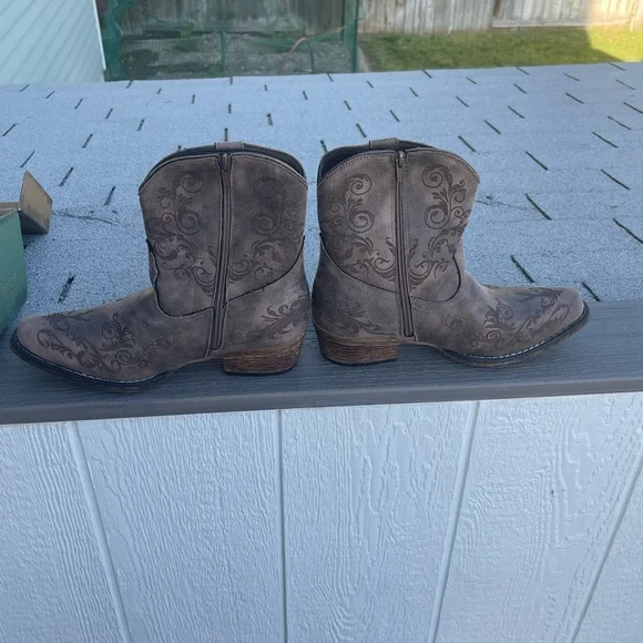 Brand new so cute and so comfortable roper booties!!! 🫶🏻🫶🏻❤️❤️ - Picture 5 of 9